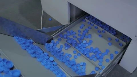 Many blue plastic bottle caps moving on conveyor belt - production line Vidéo 160223099