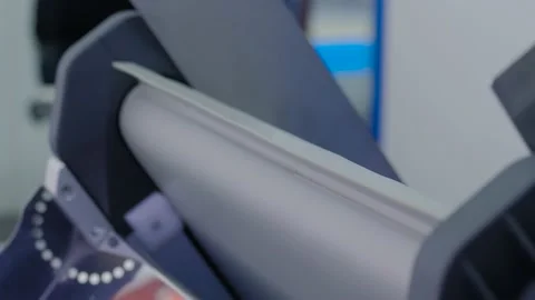 Many blue plastic bottle caps falling from conveyor belt - production line Vidéo 168617212