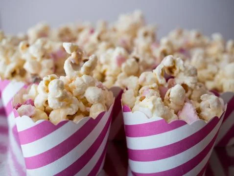 Many boxes of popcorns close up 库存照片