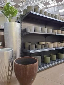 Many ceramic products different sizes in flower shop Fotos de archivo