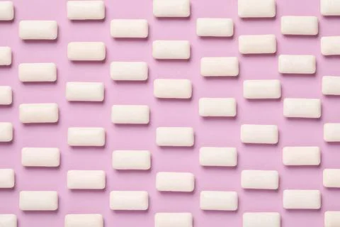 Many chewing gum pieces on pink background, flat lay Foto stock