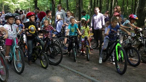 Many children with bicycles are preparing for the start of the bike race Video stock 128346989