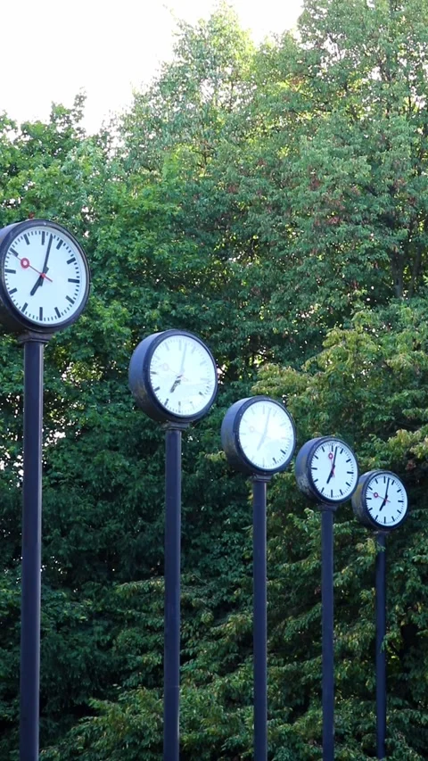Many clocks or many analog clocks show parallel work and team coordination Video stock 342286403