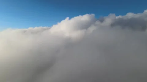 Many-clouds-pass-the-clouds-on-the-top-of-the-mountain-and-see-the-mountain- Vídeo Stock 197546756