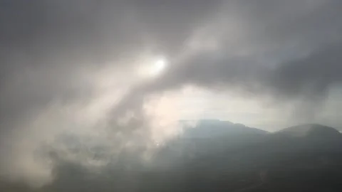 Many-clouds-pass-the-clouds-on-the-top-of-the-mountain-and-see-the-mountain- Vídeo Stock 197548842