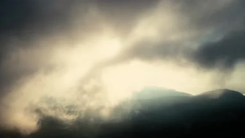 Many-clouds-pass-the-clouds-on-the-top-of-the-mountain-and-see-the-mountain- Vídeo Stock 197548875