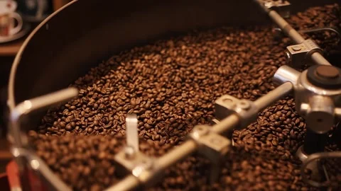 Many coffee shops use professional roasting equipment to make fresh aromatic Vidéo 308387903