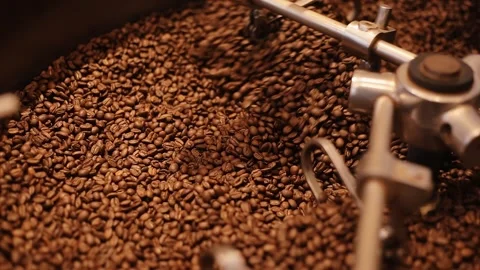 Many coffee shops use professional roasting equipment to make fresh aromatic Vidéo 309233356