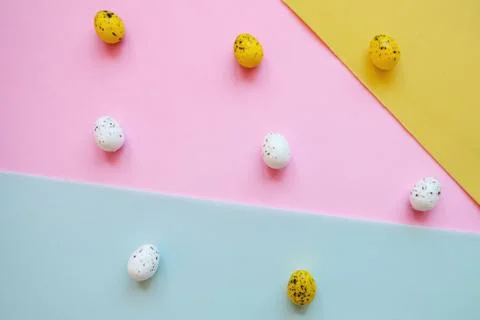 Many colored traditional quail Easter eggs on a colorful bright background 스톡 사진