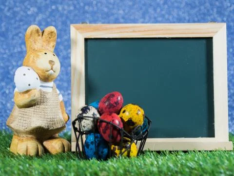 Many colorful of easter eggs placed in front of blackboard with easter rabbit Foto stock