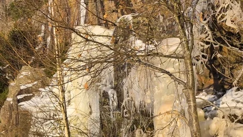 Many crowded massive icicles melting in the spring sun on a mountainside 스톡 동영상 331042104