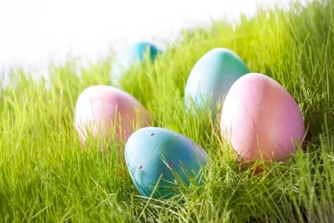 Many decorative easter eggs on sunny green grass Foto stock