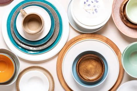 Many different ceramic plates and bowls Foto stock