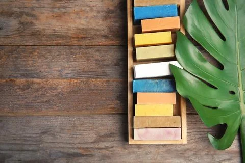 Many different handmade soap bars in wooden box, leaf and space for text on t Foto stock
