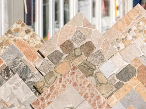 Many different models of floor tiles on display for sale. Foto stock