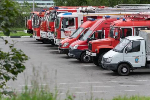 Many different red fire engine (fire trucks) of EMERCOM of Russia Foto stock