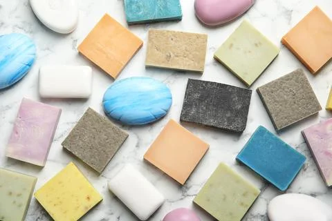 Many different soap bars on marble table, top view Foto stock