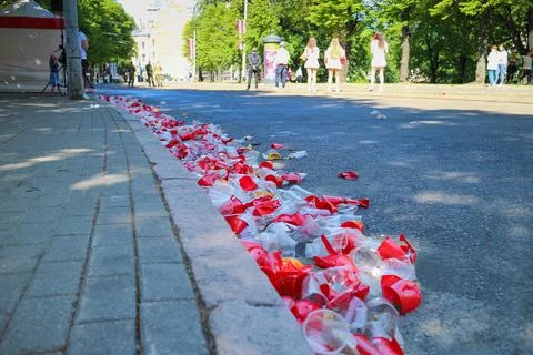 Many disposable plastic cups lying on the street Foto stock