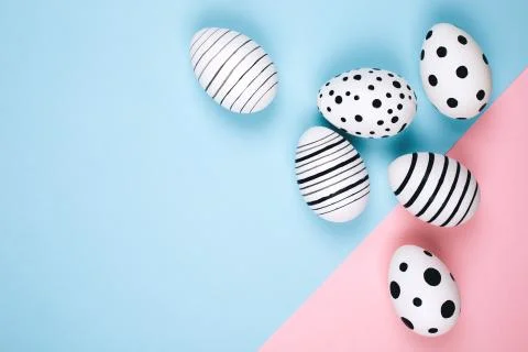 Many easter eggs on pink. Flat lay. Foto stock