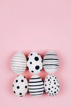 Many easter eggs on pink. Flat lay. Foto stock