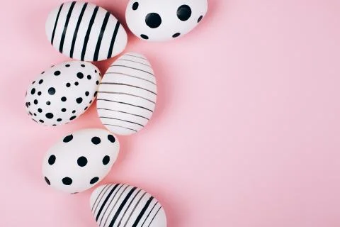 Many easter eggs on pink. Flat lay. Foto stock