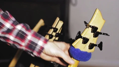 Many electric guitars 動画素材 85526039