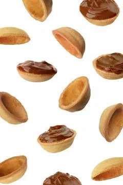 Many empty and filled with caramelized condensed milk nut shell shaped cook.. Foto stock