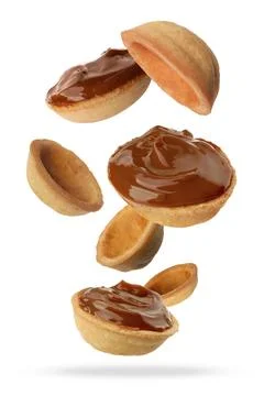 Many empty and filled with caramelized condensed milk nut shell shaped cook.. Foto stock