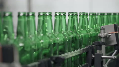 Many empty green bottles on the bottling line at the brewery. Brewing technology Vidéo 151886715
