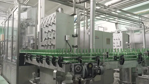 Many empty green bottles on the bottling line at the brewery. Brewing technology 库存影片 151887853