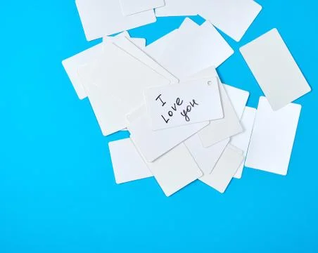 Many empty rectangular white paper business cards on a blue background Stockfoto's