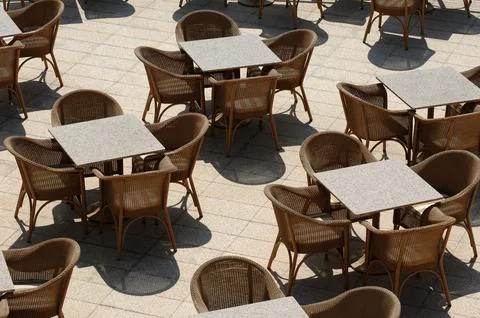 Many empty tables Foto stock