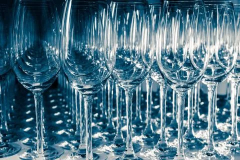 Many empty wineglasses upside down Foto stock