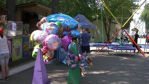 Many figured balloons 库存影片 92979388