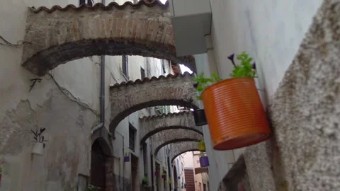 Many flying buttresses made of bricks over an alleyway of Spoleto in Vídeo Stock 252818783