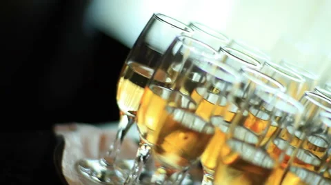 Many glasses of champagne on the table Vídeos de archivo 63544091