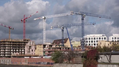 Many high tower cranes work on the construction of new buildings. Video stock 124324389