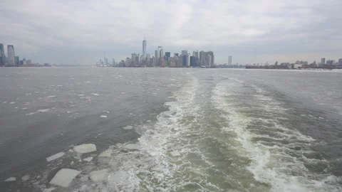 Many Ice floes drift on the New York Harbor during Low Tide while ending of the  Vídeo Stock 332249472