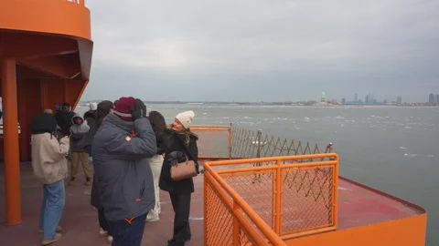 Many Ice floes drift on the New York Harbor during Low Tide while ending of the  Vídeos de archivo 332251740