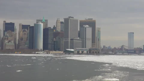 Many Ice floes drift on the New York Harbor during Low Tide while ending of the  Vídeo Stock 332254228