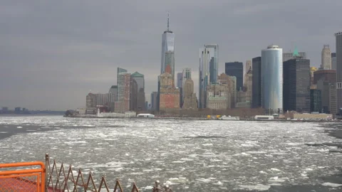 Many Ice floes drift on the New York Harbor during Low Tide while ending of the  스톡 동영상 332256324
