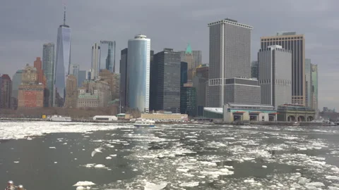 Many Ice floes drift on the New York Harbor during Low Tide while ending of the  Vídeo Stock 332256978