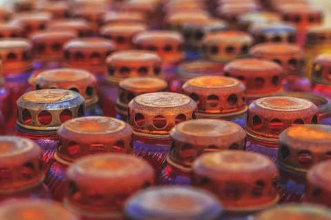 Many jars with lids are lined up on the table to be used as vases Foto stock