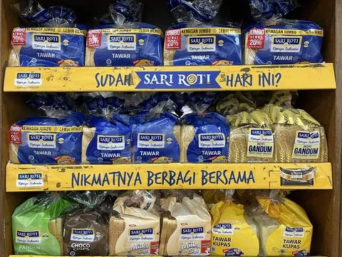Many kinds of bread in plastic packaging for sale in a supermarket. Stock Photos