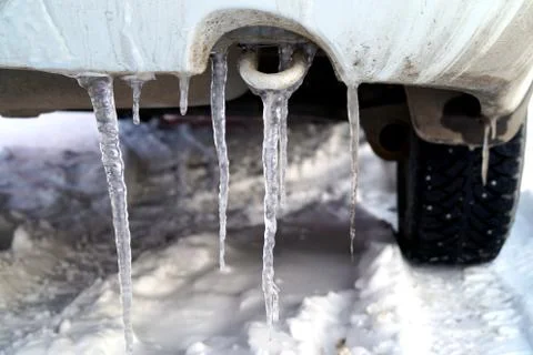 Many large and sharp icicles hang on the car. Foto stock