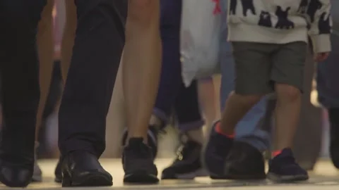 Many legs of a crowd walking along Nevsky Prospect in a warm summer evening Stock-Footage 146978827
