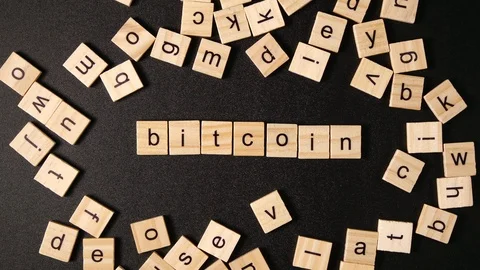 Many letters move on a black table and then sets up a word «Bitcoin" Vídeo Stock 88264229