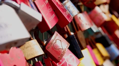 Many love locks in different colours with names and anniversary dates 库存影片 131914779