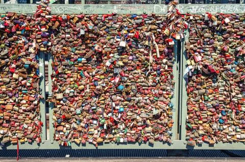 Many love locks padlocks on railing of Hohenzollern steel bridge Foto stock