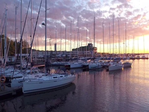 Many luxury yachts at sunset in the bay. Evening. Breeze. Purple sky. Vídeo Stock 76462425